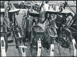 cca 1985 ,,Bicikli- és gyermektároló, 1 db jelzés nélküli vintage fotó, ezüst zselatinos fotópapíron, 20,1x27,2 cm