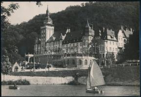 cca 1930 Lillafüredi palotaszálló és csónakázó-tó, Balogh Rudolf (1879-1944) fényképész, fotóriporter és fotóművész hagyatékából 1 db jelzés nélküli vintage fotó, ezüst zselatinos fotópapíron, 20x28,5 cm