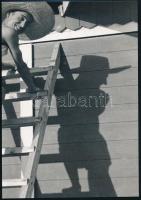 cca 1959 Kalocsai Rudolf (?-?) budapesti fotóriporter és fotóművész hagyatékából 1 db jelzés nélküli vintage fotó, ezüst zselatinos fotópapíron (vetett árnyék), 27,2x19 cm