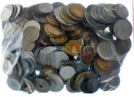 Vegyes külföldi fémpénz tétel ~1kg-os súlyban T:vegyes Mixed foreign coin lot (~1kg) C:mixed