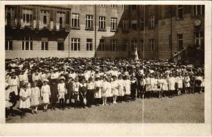 Kolozsvár, Cluj; Marianum. Joánovics Testvérek cs. és kir. udvari fényképészek / girl school