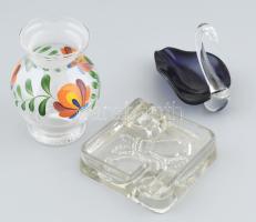 3 db üvegtárgy: Hattyú formájú muránói tálka / hamutál, m: 11 cm + Bagoly mintás hamutál, alján csorbákkal, 11,5x11,5 cm + Kézzel festett mintás váza, m: 13 cm