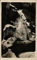 1944 Gyergyói-havasok, Muntii Giurgeu (Gyergyószentmiklós, Gheorgheni); megfagyott vízesés télen / frozen waterfall in winter