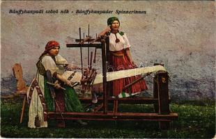 Bánffyhunyad, Huedin; szövő nők. Vasúti levelezőlapárusítás 1916. / Spinnerinnen / spinning women, folklore (EK)