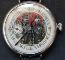 Nagyméretű Sztálinos óralappal ellátott karóra, vörös-csillag gravírozással a hátlapon, működőképes állapotban