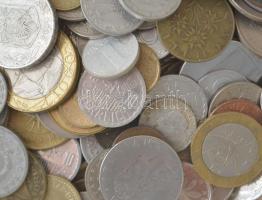 Vegyes, magyar és külföldi érmetétel mintegy ~1kg súlyban T:vegyes Mixed, Hungarian and foreign coin...