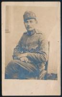 cca 1914-1918 A cs. és kir. 83. gyalogezred (K.u.K. Infanterie-Regiment 83.) katonatisztje (százados), egyenruhában, sapkajelvénnyel; I. világháborús fotólap, 13,5x8,5 cm