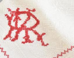 Csipke és hímzett terítők kis és közepes méretben