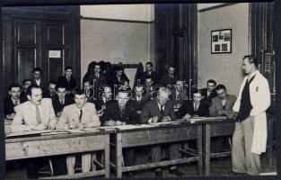 1942 Szegedi Ipariskolai szakrajztanfolyam fotó a tanár Bozó Gyula, hátoldalon saját kezű aláírásáva...