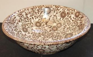 Rendkívül dekoratív régi öblös kerámia lavór virágdíszítéssel, pereme alsó felén kis letöréssel, 37cm-es átmérővel