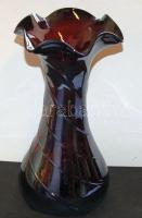 Fúvott, fodrosszájú, fényezett üveg váza bordó színben, 31cm-es magassággal és szép állapotban