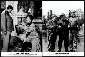 cca 1957 ,,Svejk, a derék katona című csehszlovák film jelenetei és szereplői, 13 db vintage produkciós filmfotó, ezüst zselatinos fotópapíron, a használatból eredő - esetleges - kisebb hibákkal, 18x24 cm