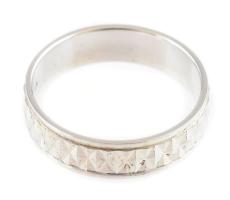 Ezüst(Ag) mintás karikagyűrű, jelzett, méret: 50, nettó: 1,8 g