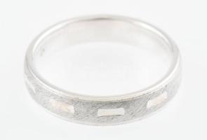 Ezüst(Ag) mintás karikagyűrű, jelzett, méret: 50, nettó: 2,9 g