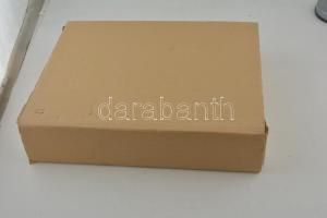 Nagyméretű éremtároló fadoboz (500x375x90mm), benne 15 darab különféle méretű rekesszel, újszerű áll...