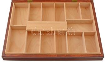 Nagyméretű éremtároló fadoboz (500x375x90mm), benne 15 darab különféle méretű rekesszel, szép állapo...