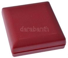 ~1970. "Magyar-Szovjet Baráti Társaság" műgyantás aranyozott jelvény eredeti tokban (40mm)...