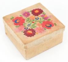 Régi Matyós doboz, benne cérnák. 18x18 cm, sérült