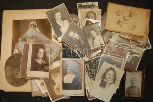 Vegyes fénykép tétel csak régi képekkel, kemény hátú fotókkal, egy nagyméretű képpel és egy bekeretezett fotóval