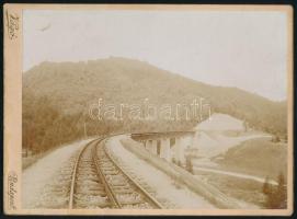 cca 1900 Tiszolc, fogaskerekű vasúti híd, keményhátú fotó, 18×24 cm / Tisovec, railway bridge