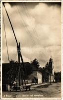 1942 Élesd, Alesd; utca, gémeskút vizet merítő asszonnyal, Református templom / street view, woman draws water from the well, Calvinist church (EK)