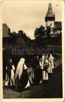 Körösfő, Izvoru Crisului (Kalotaszeg, Tara Calatei); templomba menet / villagers going to the church, folklore. J. Fischer 308. 1936. (kopott sarkak / worn corners)