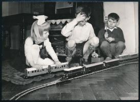 PV (PéVé) vasúttal játszó gyerekek, 1958, fotó, törésnyommal, 13x18,5 cm