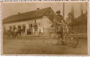 1941 Kunszentmárton, utca, Kovács János üzlete, férfi kerékpárral. photo (EK)