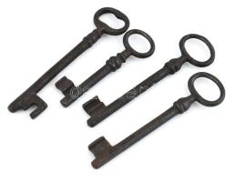 4 db régi míves kulcs, h: 9 és 12 cm közötti méretekben