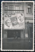 cca 1938 Nagyvárad, Capitol mozi portálja hatalmas méretű filmreklámmal (Un carbet de bal c. film), vintage fotó, jelzés nélkül, bal felső és jobb alsó sarkaiban apró törésekkel, 9x6 cm