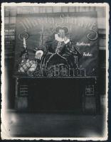 cca 1936-1938 Nagyvárad, Capitol mozi portálja hatalmas méretű filmreklámmal (Maria Stuart c. film), hátoldalán pecséttel jelzett vintage fotó (Central Foto Oradea), sarkaiban apró törésekkel, 11x9 cm