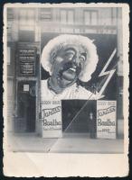 cca 1936-1938 Nagyvárad, Capitol mozi portálja hatalmas méretű filmreklámmal (Tarass Boulba c. film), hátoldalán pecséttel jelzett vintage fotó (Central Foto Oradea), törésnyomokkal, 11x9 cm