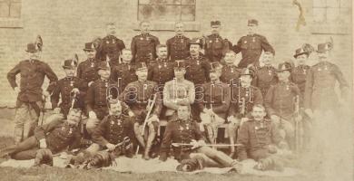 cca 1910 Nyíregyháza, csendőrök csoportképe, kartonra kasírozott fotó Hunyady László műterméből, kis...