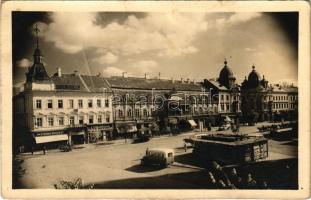 1940 Kolozsvár, Cluj; Mátyás király tér, Központi szálloda, Nimberger, Columbia his masters voice, Vass & Rakits cukrászda, Capitol, Aurora, Heller és Unio, üzletek, autóbusz / square, shops, hotel, confectionery, auobus. photo + M. kir. 11/II. gy. zlj. Parancsnokság ellenőrizve (gyűrődések / creases)