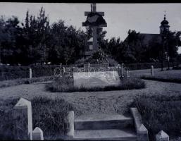 cca 1930 Irredenta emlékmű egy magyar településen, fotónegatív, 4,5×7 cm
