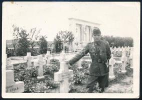 Katona magyar katonasíroknál, fotó, felületén törésnyomok, 7×10 cm