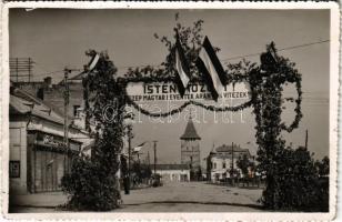 1940 Nagyvárad, Oradea; bevonulás, Isten hozott szép magyar leventék, aranyos vitézek! díszkapu, drogéria üzlete / entry of the Hungarian troops, decorated gate. photo (EK)