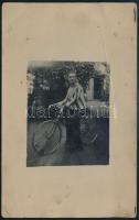 cca 1920 Versenybiciklis férfi fotója, felültén törésnyomok, foltos, 14×9 cm