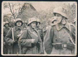 II. világháborús rohamsisakos katonák, fotó, felületén törésnyomok, 6×9 cm