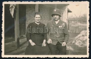 cca 1942 Frontharcos kitüntetésekkel felesége társaságában, 6×9 cm