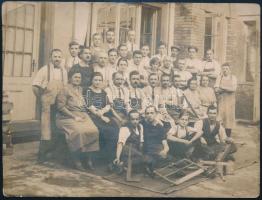 cca 1910-1920 Asztalosműhely dolgozói, csoportkép, fotó, 11,5×15,5 cm