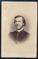 cca 1860-1870 Fiatal férfi mellképe, keményhátú fotó Tiedge János pesti műterméből, vizitkártya, 10x6,5 cm