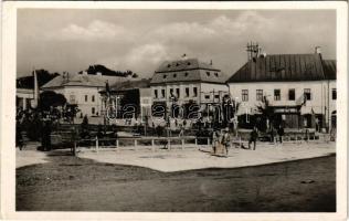 Dés, Dej; Piac tér bevonuláskor, magyar és náci horogkeresztes zászló / square during the entry of the Hungarian troops, swastika flag