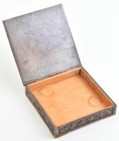 Retró, zodiákusos fém doboz, fabetéttel, kopásokkal, 14x14 cm