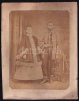 cca 1860 Ismeretlen házaspár portréja, jelzetlen keményhátú fotó, foltos, 15x12 cm