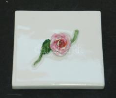 1942 Herendi jelzéssel ellátott porcelán rózsa kis talapzaton (7x7cm)