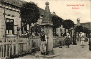 Pöstyén-fürdő, Kúpele Piestany; pellengér (szégyenfa) a Vásár téren. Laufer Nándor kiadása / Pranger / pillory (Rb)