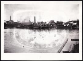 1915/1981 A Dunai Flottila Balaton oldalkerekes vontató gőzhajójának átalakítása és felfegyverzése aknakeresővé az újpesti hajógyárban, eredeti negatívról a 80-as évek elején készített másolat, fotó szép állapotban, 18×24 cm