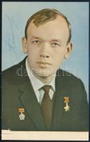 Alekszej Jeliszejev (1934- ) szovjet űrhajós aláírása őt ábrázoló képeslapon / Signature of Alexei Yeliseev (1934-) Soviet astronaut on postcard