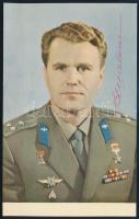 Vlagyimir Satalov (1927- ) orosz űrhajós aláírása őt magát ábrázoló képeslapon / Signature of Vladimir Shatalov (1927- ) Russian cosmonaut on postcard